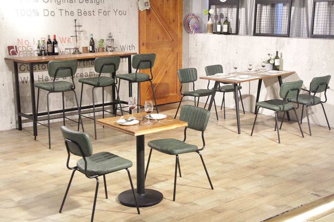 Silla de comedor tapizada de cuero