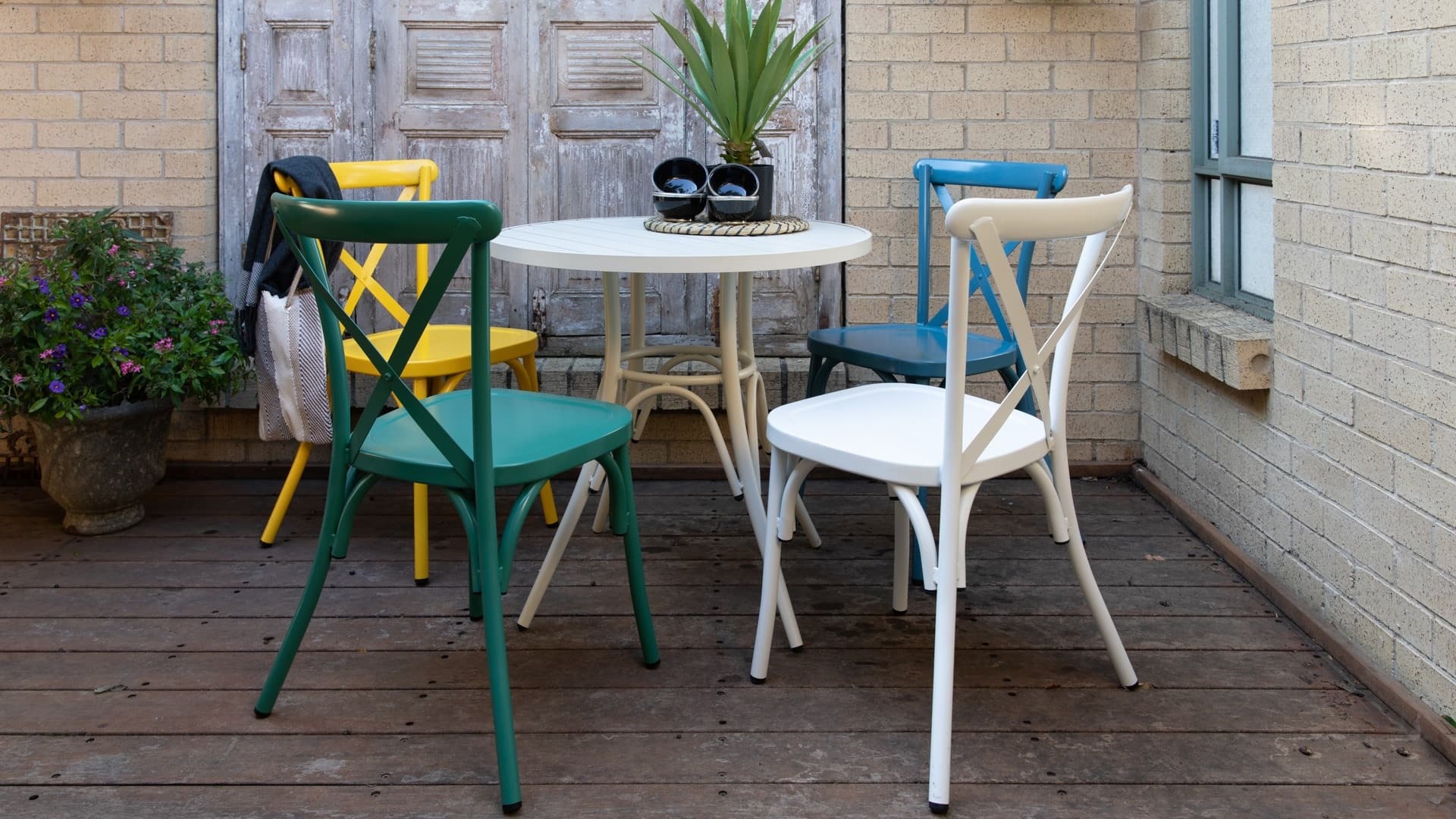 Garten-Hinterhof-Rasen-Veranda-Terrasse, die Stühle und Tische speist