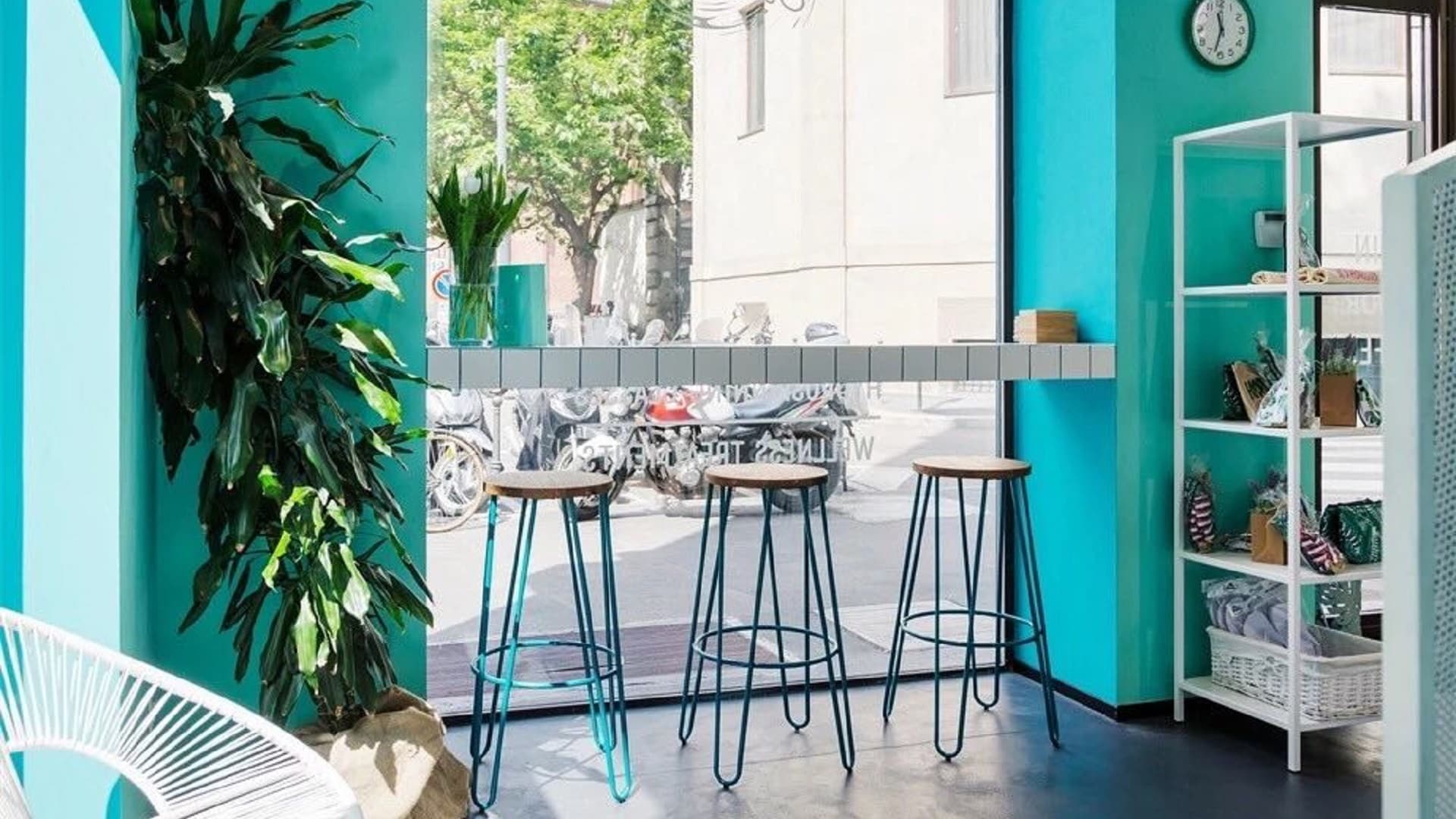 Commercial Space Design Customized Cafe Bar Stools and Bar Table Set