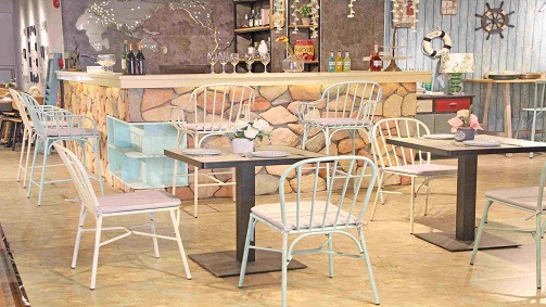 Wie passt man die Kombination aus Tisch und Stuhl im Restaurant an?