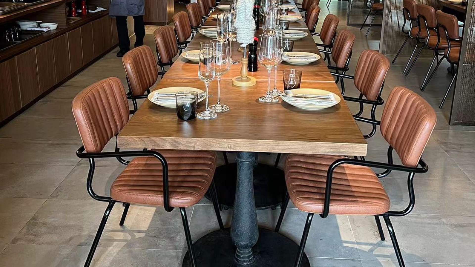 Modernes Luxus-Café gepolsterter Sitz Pu-Leder Restaurantstuhl Kette Café in Singapur