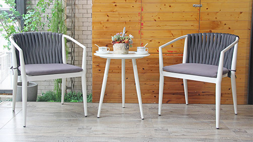 Cum să alegi mobilierul potrivit pentru mese și scaune pentru balcon?
